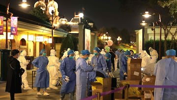 This photo taken on October 31, 2021 shows medical personnel preparing to test visitors for the Covid-19 coronavirus at Disneyland in Shanghai after a single coronavirus case was detected at the park on the weekend. (Photo by AFP) / China OUT