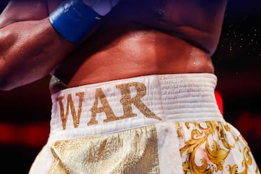 Durante el segundo asalto, Ibeh conectó una ráfaga de golpes que, aunque no parecían particularmente potentes, provocaron que la cabeza de Miller echara hacia atrás y su postizo (peluquín) se levantara.