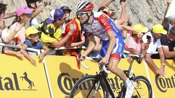 Thibaut Pinot ataca en la subida al Tourmalet durante la decimocuarta etapa del Tour de Francia 2019.