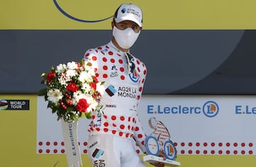 En una etapa ganada por Awout Van Aert, Alaphilippe perdió el liderato tras una penalización de 20 segundos. Adam Yates es el nuevo mailot amarillo y hay 4 colombianos en el top 10: Egan, Nairo, López y Chaves.