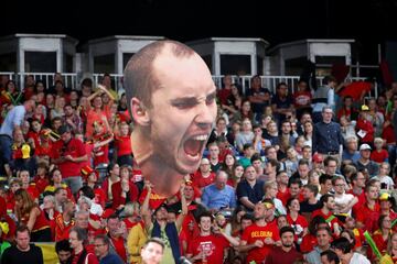 Los aficionados belgas con un recorte gigante del tenista belga Steve Darcis durante la semifinal de la Copa Davis entre Bélgica y Australia.