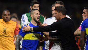 Argentina's Boca Juniors coach Sebasti�n Battaglia attempts to control Argentina's Boca Juniors Dar�o Benedetto during their Copa Libertadores group stage first leg football match against Bolivia's Always Readyat La Bombonera stadium in Buenos Aires on April 12, 2022. (Photo by Juan Mabromata / AFP)