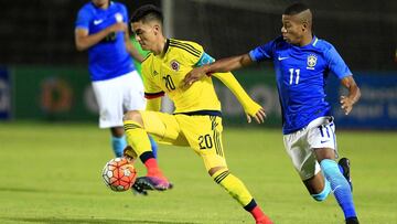 Atuesta, el mejor de Colombia, controla la pelota.