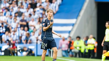 SAN SEBASTIÁN, 13/09/2025.-El defensa del Real Madrid Dean Huijsen durante su expulsión en el partido de la jornada 4 de La Liga EA Sports este sábado en el estadio Municipal de Anoeta en San Sebastián.- EFE/ Juan Herrero