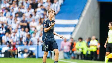 SAN SEBASTIÁN, 13/09/2025.-El defensa del Real Madrid Dean Huijsen durante su expulsión en el partido de la jornada 4 de La Liga EA Sports este sábado en el estadio Municipal de Anoeta en San Sebastián.- EFE/ Juan Herrero