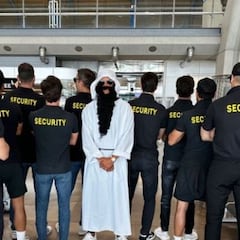 El disfraz de Marcos Llorente en el comienzo de su despedida de soltero