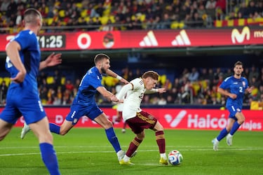 Víctor Muñoz supera a un defensor serbio y se hace con el balón en la acción previa al tanto.