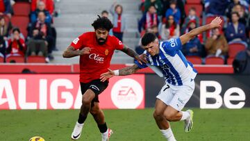 PALMA DE MALLORCA (ISLAS BALEARES) 03-12-23. El centrocampista portugués del Mallorca Samú Costa (i) disputa una posesión ante Javier López Carballo, defensa del Deportivo Alavés durante el partido correspondiente a la jornada 15 de LaLiga que ambos clubes disputan este domingo en el estadio de Son Moix.- EFE/CATI CLADERA
