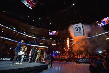 Momento en el que se eleva la camiseta gigante conmemorativa con el 33 de Marc Gasol, su dorsal, ya eterno, en los Memphis Grizzlies desde 2008 hasta 2019.