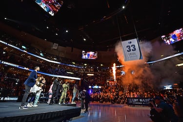 Momento en el que se eleva la camiseta gigante conmemorativa con el 33 de Marc Gasol, su dorsal, ya eterno, en los Memphis Grizzlies desde 2008 hasta 2019.
