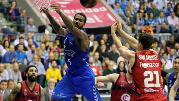 GRAF1242. BURGOS, 02/11/2019.- El ala pivot estadounidense del San Pablo Burgos Earl Clark (c) lucha por un rebote con el base Rodrigo San Miguel (d), del Casademont Zaragoza, durante el partido de baloncesto de la liga Endesa correspondiente a la séptima jornada. EFE/Santi Otero