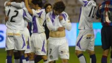 <b>ALEGRÍA POR LA PRIMERA VICTORIA EN ZORRILLA. </b>Los jugadores del Valladolid festejaron con su público el primer triunfo en Liga en su estadio.