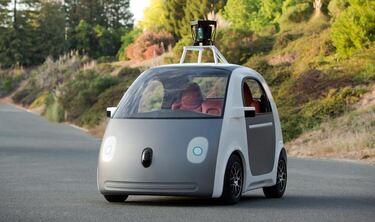 Google presenta su propio coche sin volante ni pedales