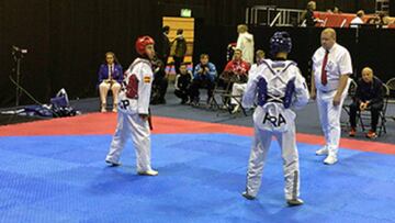 El taekwondista Álex Vidal compite durante los Mundiales Paralímpicos de Taekwondo de Londres.