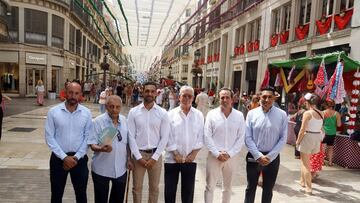 La comitiva del Málaga posa en Calle Larios, en plena Feria.