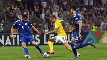 Anel Ahmedhodzic y Sead Kolasinac de Bosnia and Herzegovina durante el partido de la Liga de las Naciones junto a Alexandru Cicaldau.