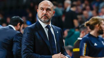 El entrenador del Real Madrid Chus Mateo durante el partido de la tercera jornada de EuroLiga entre Real Madrid y Zalgiris Kaunas.