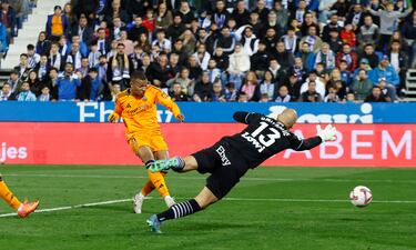 0-1. Error de Adriá Altimira, en la salida del balón en su propia área, ante la presión de Jude Bellingham. El cuero le llega a Vinicius, asiste a Kylian Mbappé, que libre de marca en el segundo palo, anota a placer en el minuto 42 de partido.