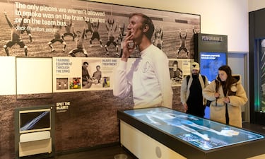 En el muro dedicado a analizar la historia del cambio físico de los futbolistas, se muestra a jugadores que fumaban abiertamente incluso en los entrenamientos.