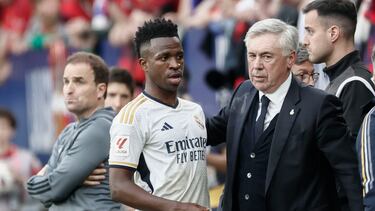 PAMPLONA, 16/03/2024.- El delantero brasileño del Real Madrid Vinicius se abraza a su entrenador Carlo Ancelotti al ser sustituido durante el partido de la LaLiga EA Sports entre Osasuna y Real Madrid este sábado en el estadio de El Sadar en Pamplona. EFE/ Jesús Diges