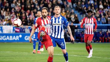 GRAF2826. VITORIA, 30/03/2019.- El defensa del Atl&eacute;tico de Madrid Juan Francisco Torres &quot;Juanfran&quot; (i) y el delantero sueco del Deportivo Alav&eacute;s, John Gidetti, durante el partido de la vig&eacute;simo novena jornada de Liga que dis