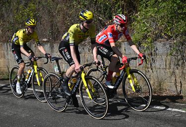 Sepp Kuss, Ben Tulett y Jonas Vingegaard.