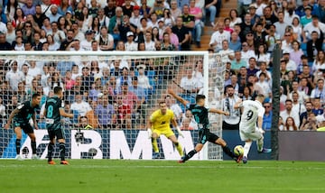 Karim Benzema marca el segundo gol al Almería. 