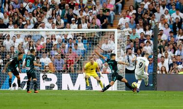 Karim Benzema marca el segundo gol al Almería. 
