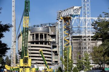 Así avanzan las obras remodelación y modernización del Santiago Bernabéu. Ni las lluvias de elevada intensidad caídas en la capital ni los efectos de la DANA climatológica que están afectando a toda España han frenado el ritmo de las obras cuya finalización está prevista para principio del mes de octubre de 2022, aunque es factible que la finalización de la reforma finalice unos meses antes de lo previsto.