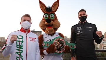 USA6172. SAN ANTONIO (TX, EEUU), 15/12/2020.- Fotograf&iacute;a cedida por Matchroom donde aparece el boxeador mexicano Sa&uacute;l &quot;Canelo&quot;&Aacute;lvarez (i) y el brit&aacute;nico Callum Smith (d) mientras posan con la mascota (c) del equipo lo