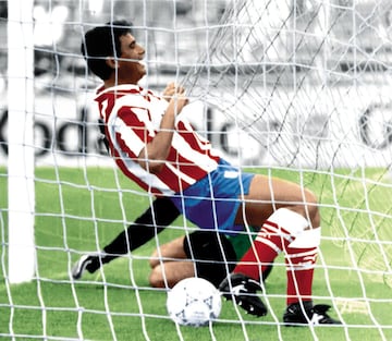 Marcó 27 goles en 36 partidos en la temporada 91-92. Formó una gran delantera junto al portugués Paulo Futre, con el que compartió muy buenos momentos. El extremeño ganó dos Copas del Rey y fue un jugador importante en ese Atleti que peleaba con Madrid y Barcelona. Estuvo siete temporadas en la entidad madrileña.