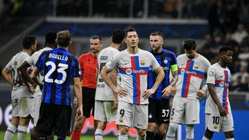 MILAN, ITALY - OCTOBER 4: Robert Lewandowski (9) of FC Barcelona and Milan Skriniar (37)of FC Internazionale are seen during the UEFA Champions League match between FC Internazionale and FC Barcelona at San Siro Stadium in Milan, Italy on October 4, 2022. (Photo by Piero Cruciatti/Anadolu Agency via Getty Images)