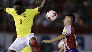 Junior Alonso y Felipe Caicedo pelean una pelota.