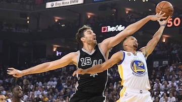 Pau Gasol tapona el intento de bandeja de Stephen Curry.