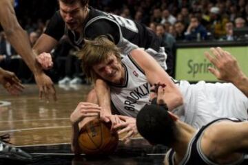 Tiago Splitter, Danny Green y Andrei Kirilenko luchan por el balón durante el Brooklyn-San Antonio.