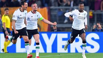 ROM119. ROMA (ITALIA), 02/05/2018.- Georginio Wijnaldum (d) del Liverpool celebra con sus compa&ntilde;eros la anotaci&oacute;n del segundo gol ante la AS Roma durante el partido de semifinales de la Liga de Campeones entre la AS Roma y el Liverpool FC qu