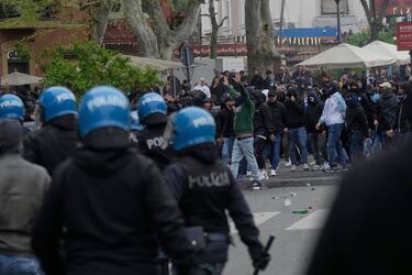 El Derbi della Capitale vuelve a generar violencia en los alrededores del Olímpico. La policía dispersó con gases lacrimógenos y cañones de agua a los ultras de Lazio y Roma en la zona de Ponte Milvio.