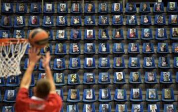 Las gradas del Pionir del Estrella Roja de Belgrado lucían así, repletas de fotografías, por la sanción de la Euroliga tras los incidentes en el partido contra el Galatasaray. Los serbios se midieron al Caja Laboral a puerta cerrada.