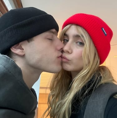 Su historia de amor surgió en el set de rodaje de la serie adolescente de Netflix, "Olympo", donde ambos comparten pantalla. Aunque los rumores existían desde finales de 2024, Clara Galle confirmó su noviazgo a principios de 2025.