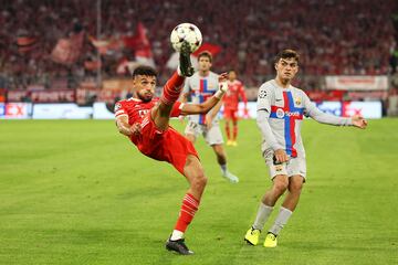 Noussair Mazraoui y Pedri.