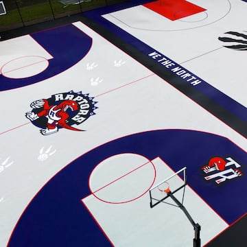 La franquicia de la NBA con sede en en Toronto, Ontario, está realizando diversos homenajes a una de sus leyendas, Vince Carter. Estuvo defendiendo la camiseta de los Raptors durante siete temporadas donde se forjó su leyenda de especialista del mate, con participaciones tan sobresalientes como la del Concurso de mates de 2000 en Oakland. El nacido en Daytona Beach verá cómo su icónico número 15 es retirado en el Scotiabank Arena, convirtiéndose en el primer jugador en los 30 años de historia de los Raptors en recibir tal distinción. Además de este honor la franquicia le realizará diversos homenajes como esta espectacular pista en Dixon Park.