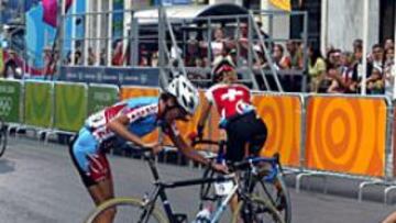 <B>DERROTADA. </B>La ganadora en Sydney, Zijlaard-Van Moorsel, sentada a la derecha, se cayó en la séptima vuelta y tuvo que retirarse.