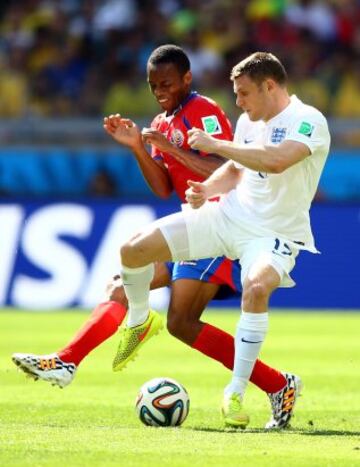 James Milner y Junior Diaz 