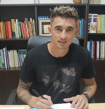 El ex UC al firmar, a fines de enero pasado, por Gimnasia y Esgrima de Concepción del Uruguay, en Argentina.