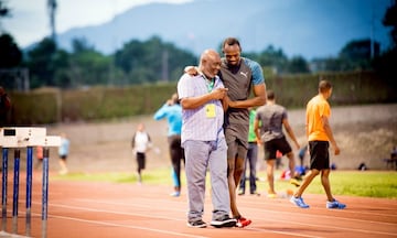 Usain Bolt (derecha) junto a su entrenador Glen Mills (izquierda).