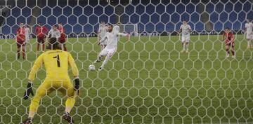 Yann Sommer adivinó y paró el penalti lanzado por Sergio Ramos.