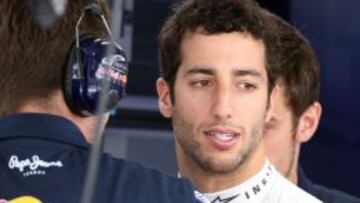 Red Bull Racing&#039;s Australian driver Daniel Ricciardo is pictured in the pit prior to the third practice session of the Hungarian Formula One Grand Prix at the Hungaroring circuit in Budapest on July 26, 2014. AFP PHOTO / FERENC ISZA