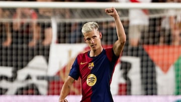 MADRID, 27/08/2024.- El centrocampista del FC Barcelona Dani Olmo celebra su gol durante el partido de la tercera jornada de Liga en Primera División que Rayo Vallecano y FC Barcelona disputan este martes en el estadio de Vallecas, en Madrid. EFE/SERGIO PÉREZ