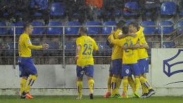 Los jugadores de Las Palmas celebran el triunfo ante el Eibar.