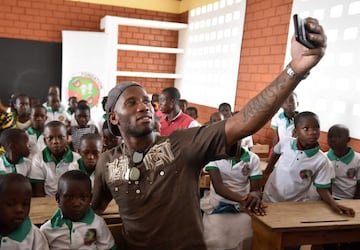 Didier Drogba inauguró una escuela que lleva su nombre en Costa de Marfil. Se espera que el proyecto solidario ayude a que miles de niños de zonas rurales en la comunidad de granjas de cacao reciban una mejor educación.